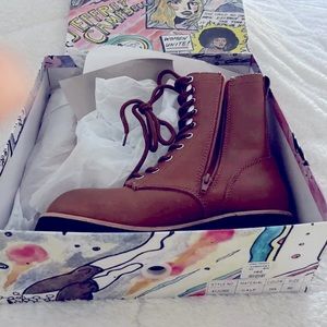 NIB $198 Jeffrey Campbell Timeless Brown leather, lug sole boots!!!
